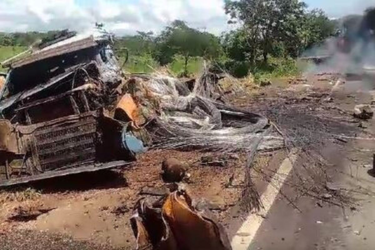 Motoristas morrem após caminhão e carreta baterem de frente na BR-070