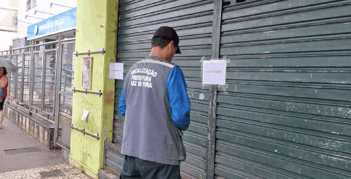 Mercado no Centro de Juiz de Fora é interditado por colocar mercadorias na calçada e multas passam de R$ 70 mil