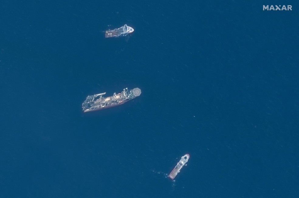 Imagem de satélite mostra navios que participa de operação de busca e resgate de submarino desaparecido — Foto: Maxar Technologies/Handout via REUTERS