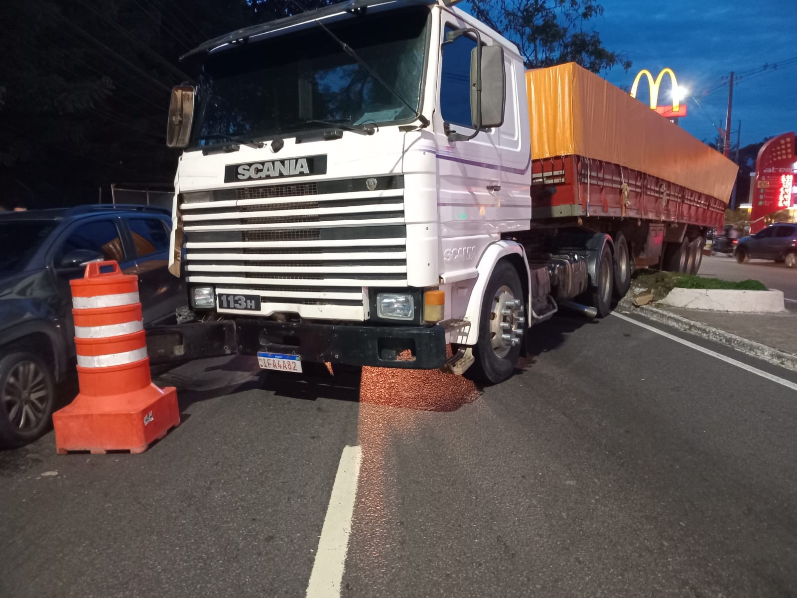 Caminhão desgovernado atinge veículos e bloqueia parte da Avenida Ephigênio Salles em Manaus
