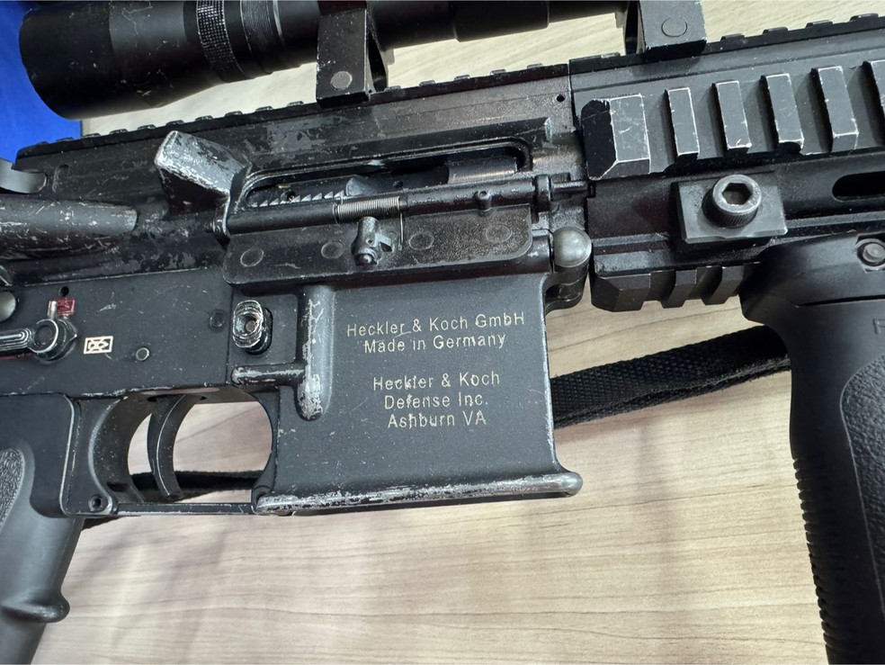 Fuzil com peça da Alemanha — Foto: Rafael Nascimento/g1 Rio