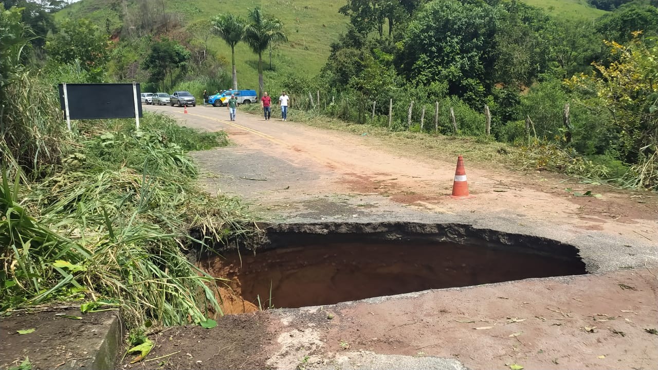 Chuva abre cratera e interdita RJ-137, em Valença