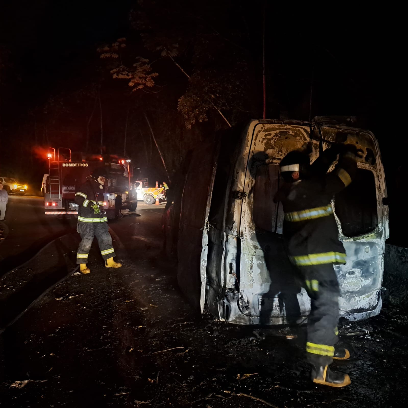 Ambulância da Prefeitura de Ubatuba fica destruída após pegar fogo na rodovia Oswaldo Cruz