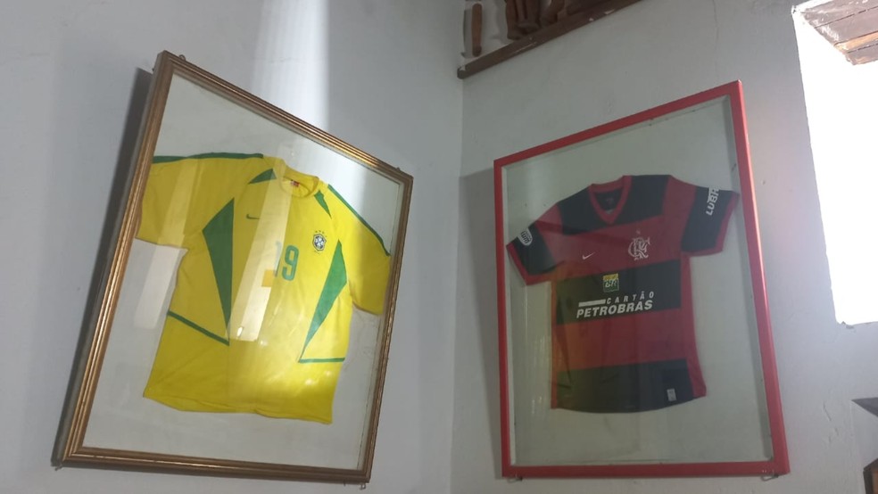 Em meio a pedidos de cura impossível, há também os pedidos de milagres para que a Seleção Brasileira e clubes conquistem títulos no futebol — Foto: Claudiana Mourato/g1