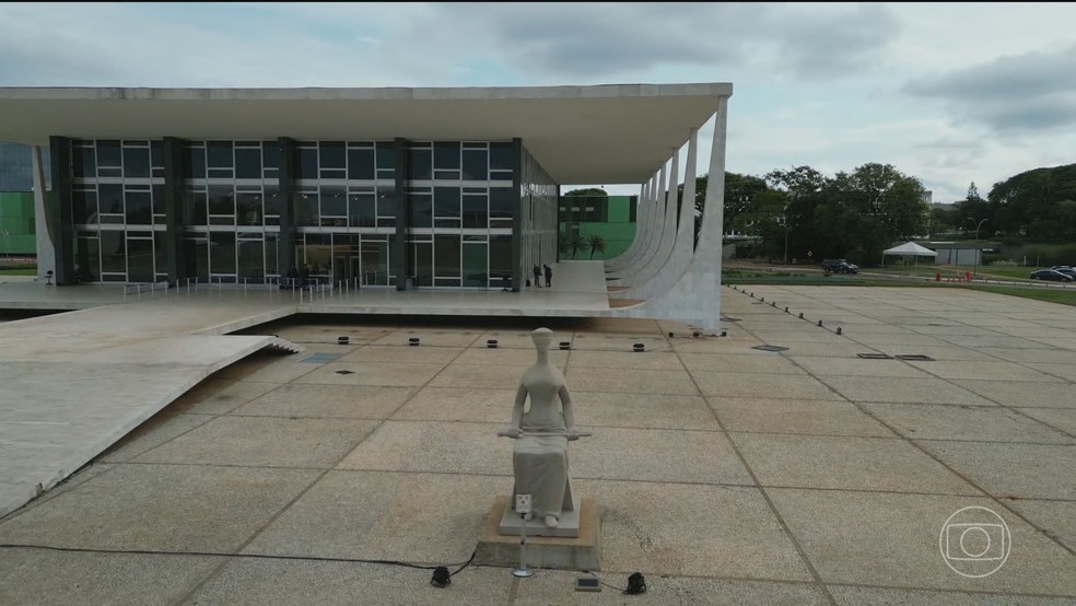 Crise no STF: juristas propõem que Moraes e Mendonça sejam afastados temporariamente de processos em apuração — Foto: Jornal Nacional/ Reprodução