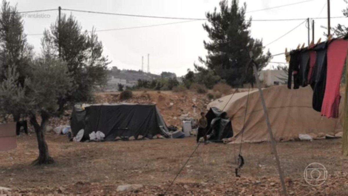 Em meio a conflito em Gaza, famílias palestinas dizem sofrer ameaças e expulsões por colonos israelenses em acampamentos na Cisjordânia