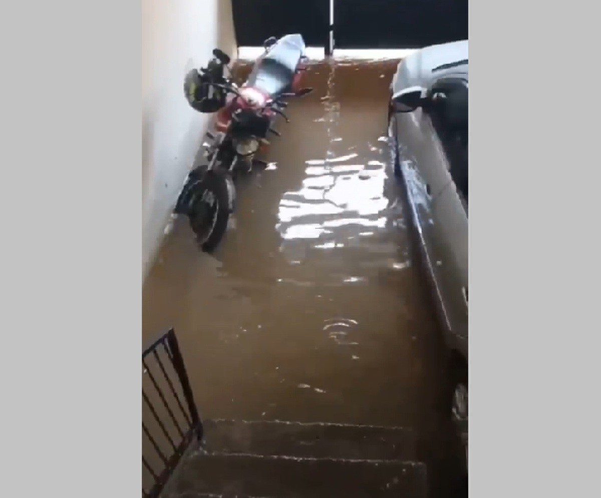 Chuva provoca alagamento em ruas de Miracema