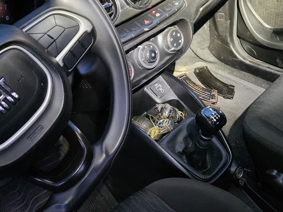 Explosivos usados pelas Forças Armadas foram encontrados dentro de carro em Santa Cruz — Foto: Divulgação
