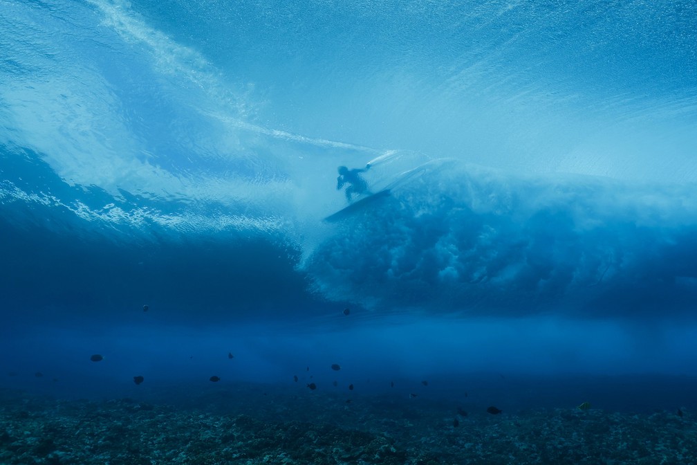 A brasileira Tatiana Weston-Webb é vista por baixo d'água pegando um tubo em dia de treinamento em Teahupo'o, no Taiti. Ela conquistou a medalha de prata no surfe feminino — Foto: Ben Thouard/pool via AP