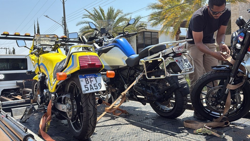 Motos aprendidas na operação da Polícia Federal em Brasília. — Foto: Afonso Ferreira/TV Globo