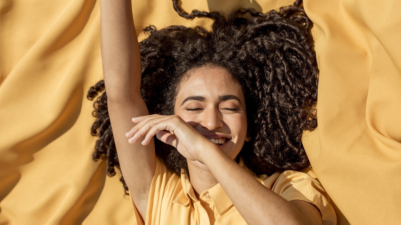 Cuidados Essenciais Para Cabelos Cacheados Saudáveis e Brilhantes