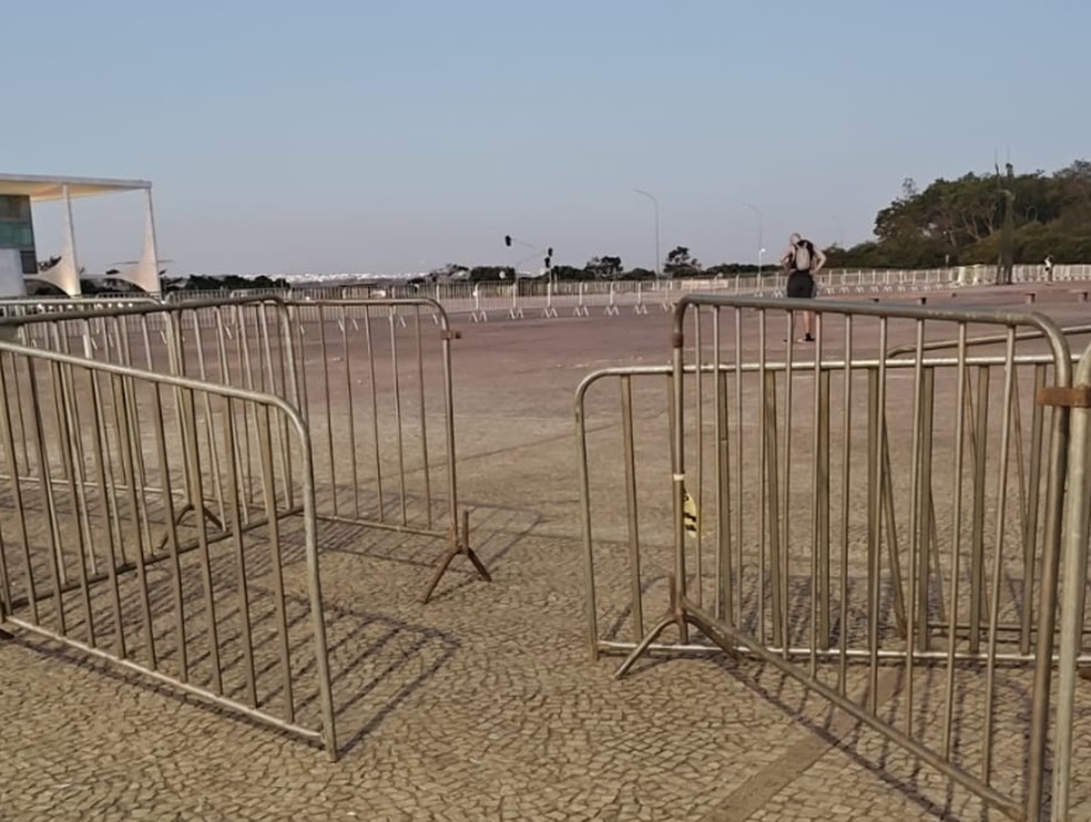 Grades na Praça dos Três Poderes, em Brasília, com espaço para passagem de pedestres — Foto: Beatriz Pataro/TV Globo