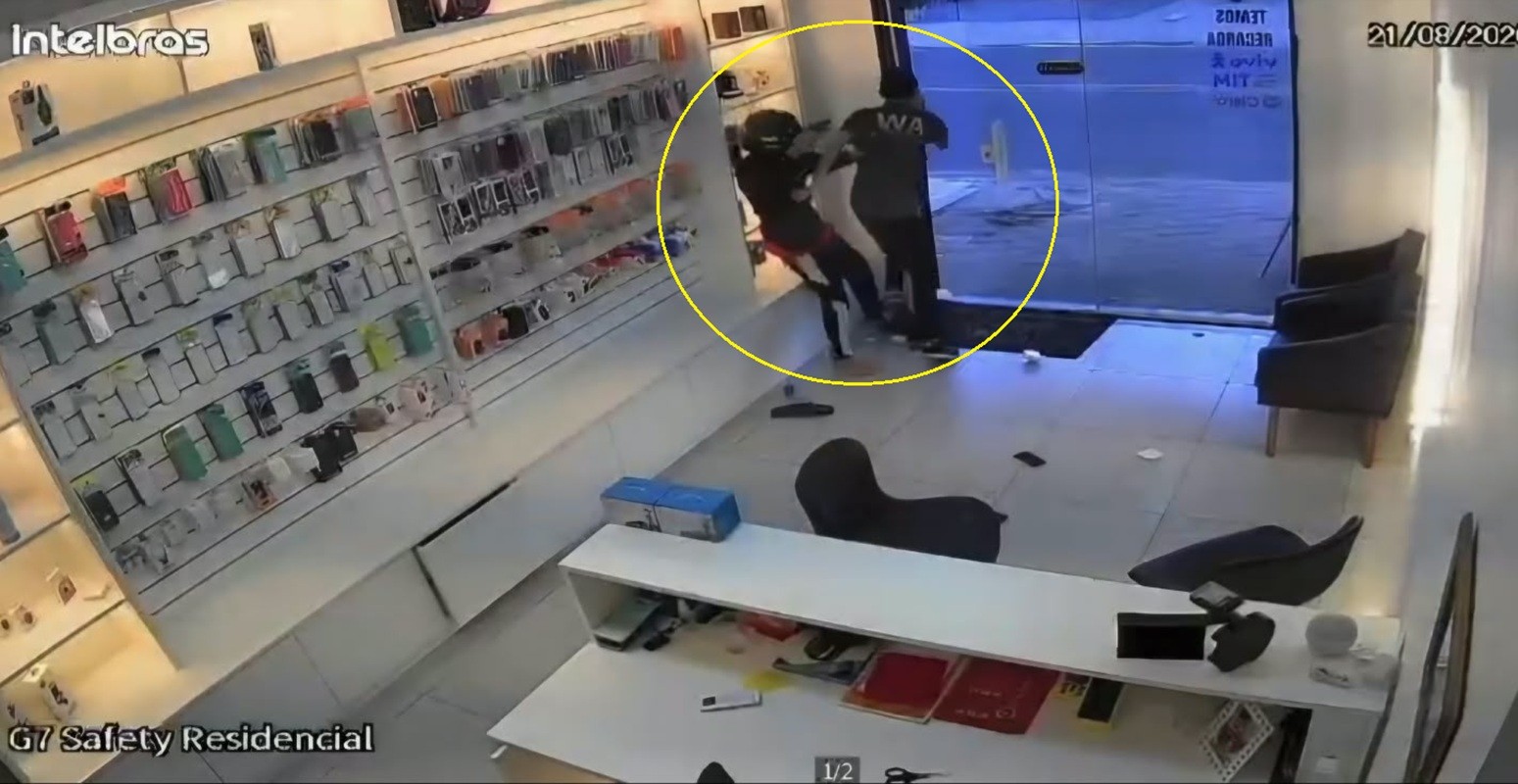 Homem é baleado ao defender o pai durante assalto a loja de celulares em Campos, no RJ
