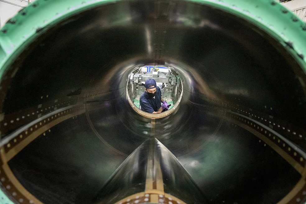Vista da entrada de ar do motor do X-59, posicionada no topo da fuselagem para ajudar a reduzir o impacto do estrondo supersônico. — Foto: Lockheed Martin