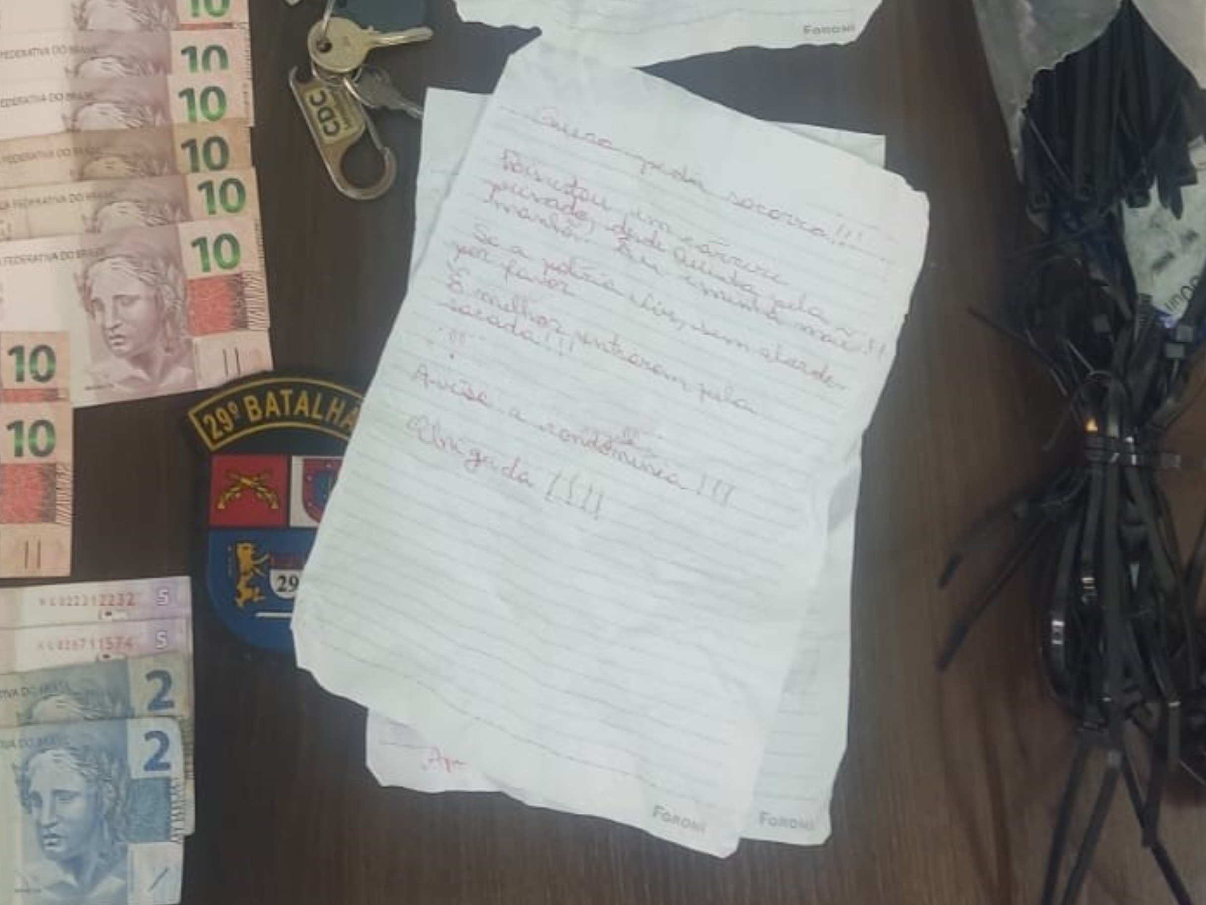 Mãe e filha mantidas em cárcere são salvas após vizinho encontrar bilhete com pedido de socorro, na Grande Curitiba