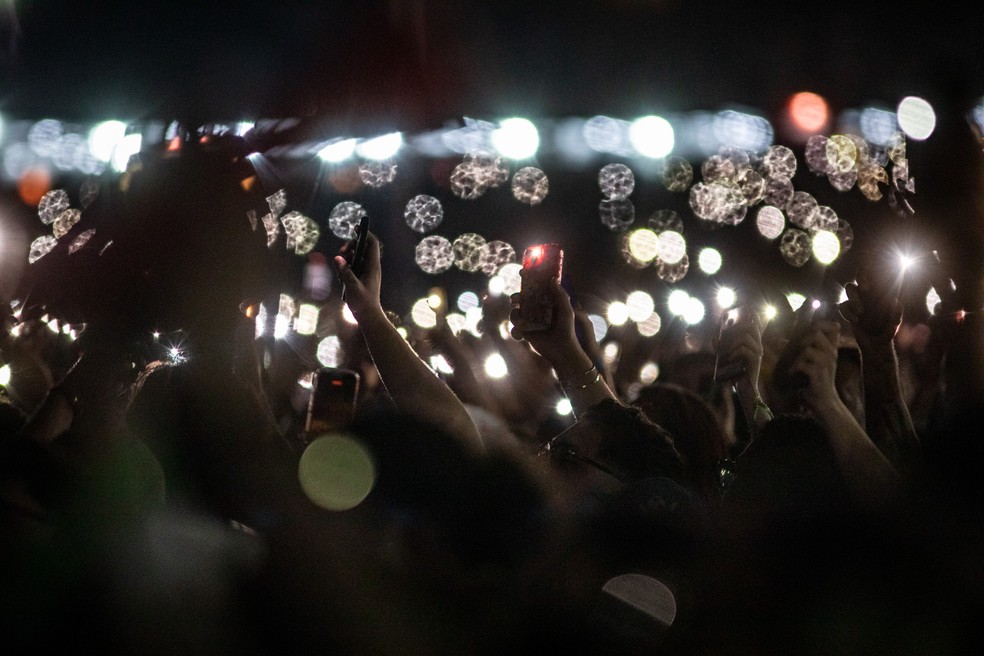 Público lota o palco Budweiser durante show de Sabrina Carpenter no Lollapalooza 2026 — Foto: Fábio Tito/g1