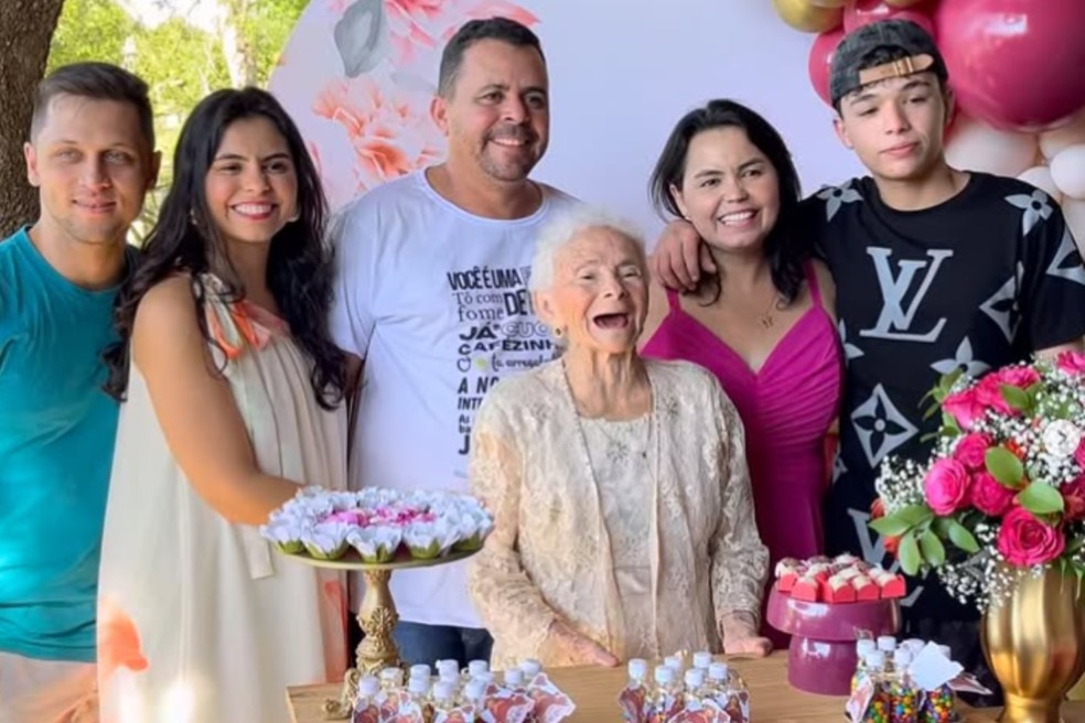 Família de Patrícia Amaral e da vovó Valdeci  — Foto: Giovana Amaral/Arquivo pessoal