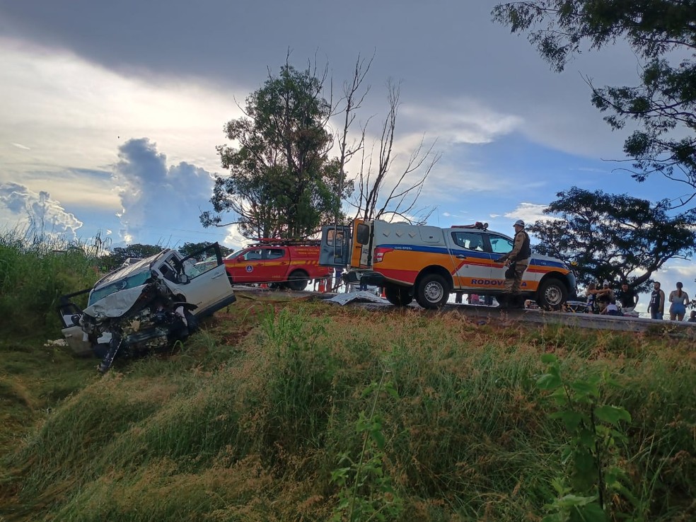 Um dos carros envolvidos no acidente — Foto: Corpo de Bombeiros