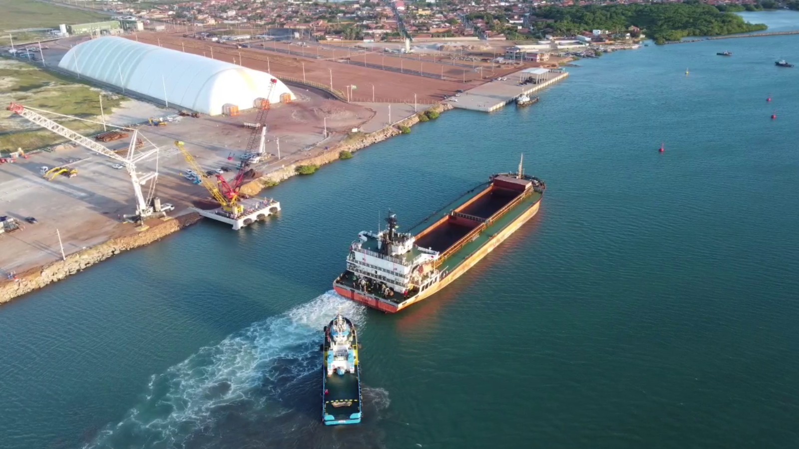 Navio de carga atraca pela 1ª vez em porto no litoral do Piauí; terminal inicia exportações