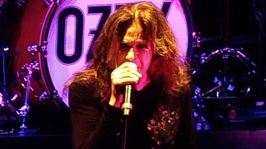 Ozzy Osbourne: Relembre como foi última turnê do cantor no Brasil, em 2018 - Um dos criadores do heavy metal com sua banda, o Black Sabbath, cantor lendário morreu aos 76 anos. Em 2018, fez quatro apresentações solo no país.