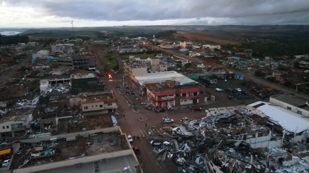 Foto aérea registrada no sábado (8), após o tornado. — Foto: RPC