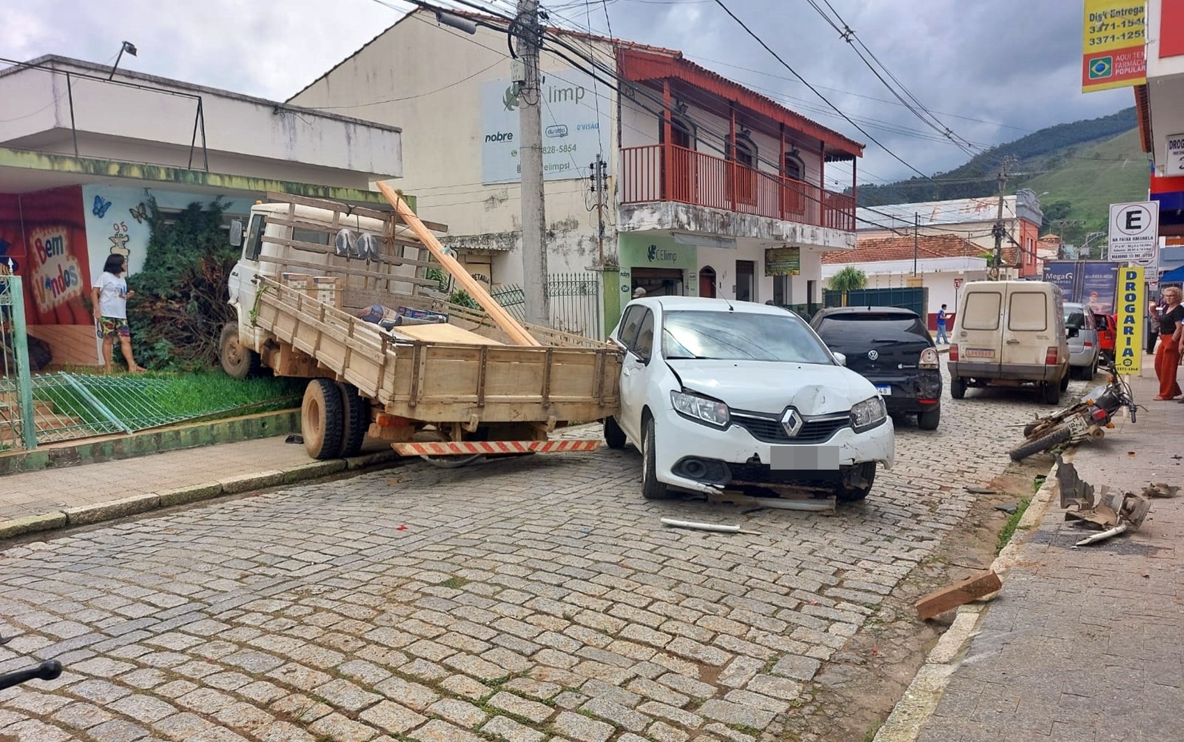 Caminhão perde freio, atinge veículos e deixa pedestre ferida em bairro de Passa Quatro, MG