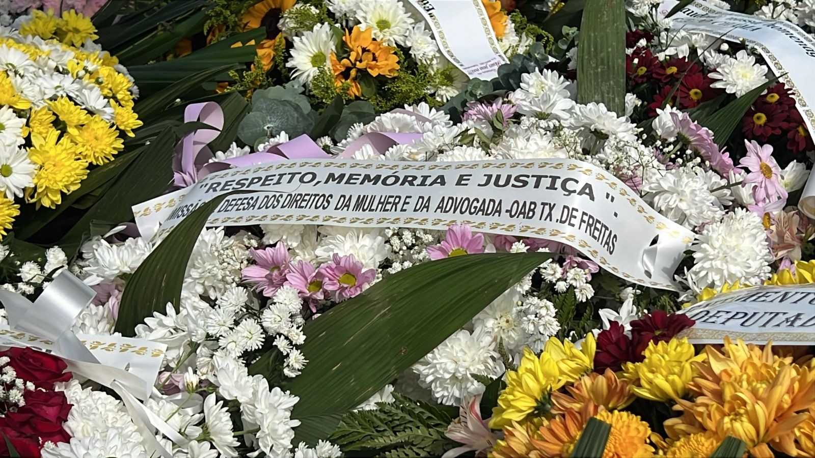 Modelo que morreu após cair de prédio no Rio de Janeiro é enterrada na Bahia