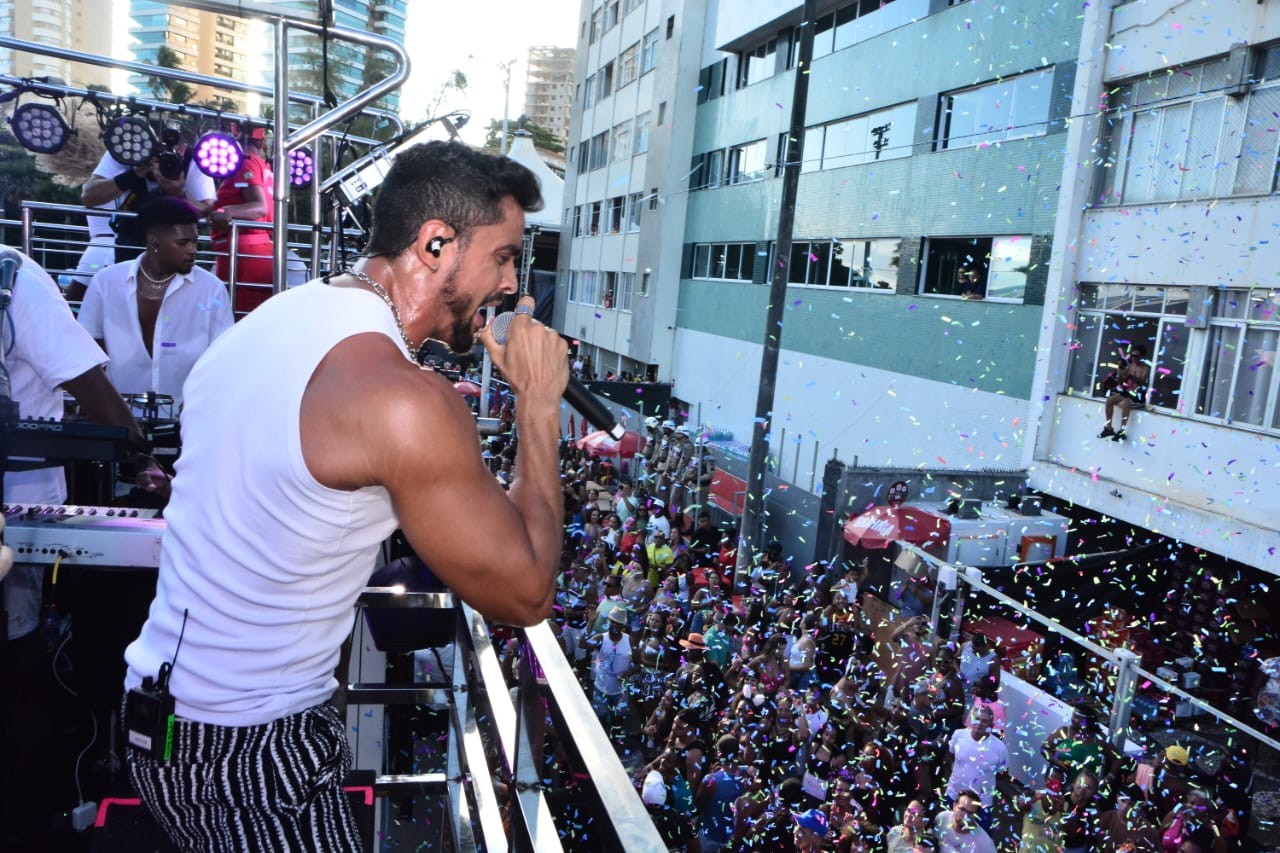 Furdunço reúne multidão no pré-carnaval em Salvador; veja fotos