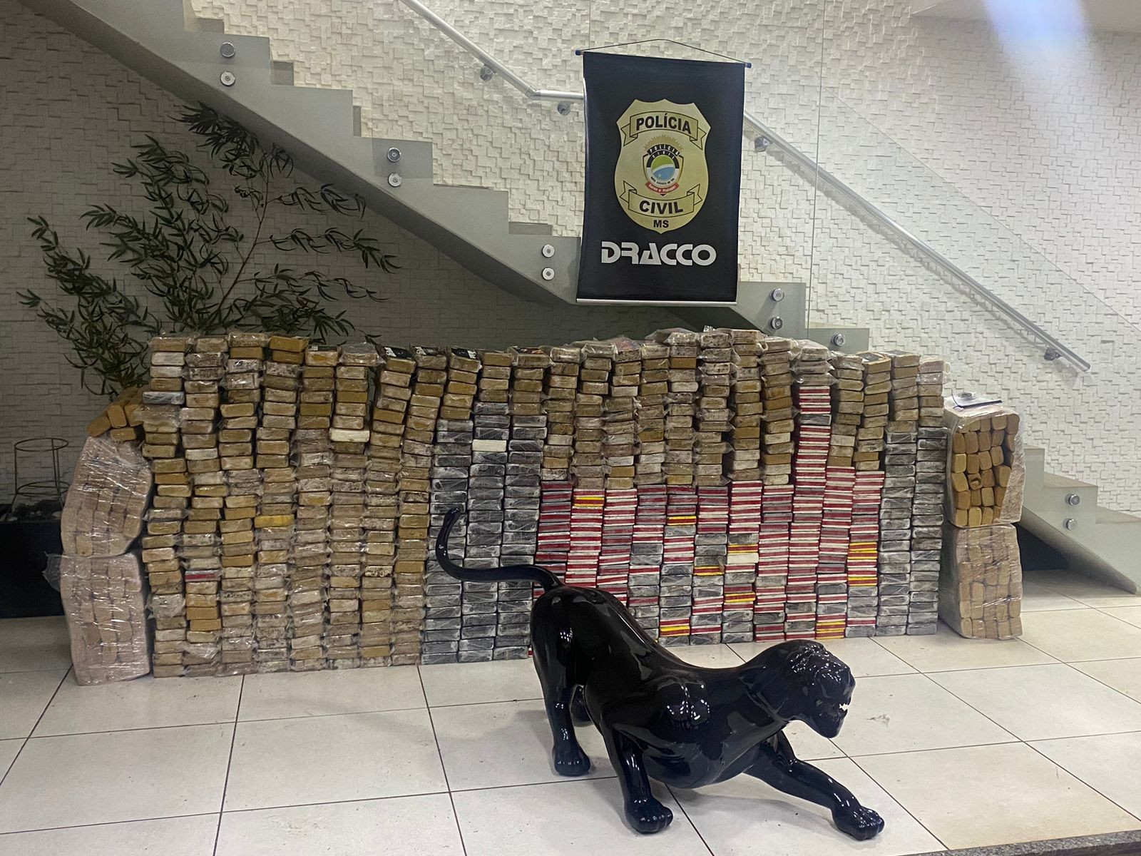 Dupla é presa com quase 700 kg de cocaína em depósito, em Campo Grande