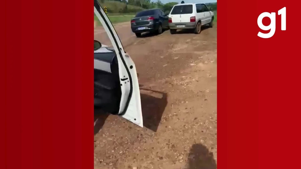 VÍDEO: homem em surto tira roupa e destrói carros em MT