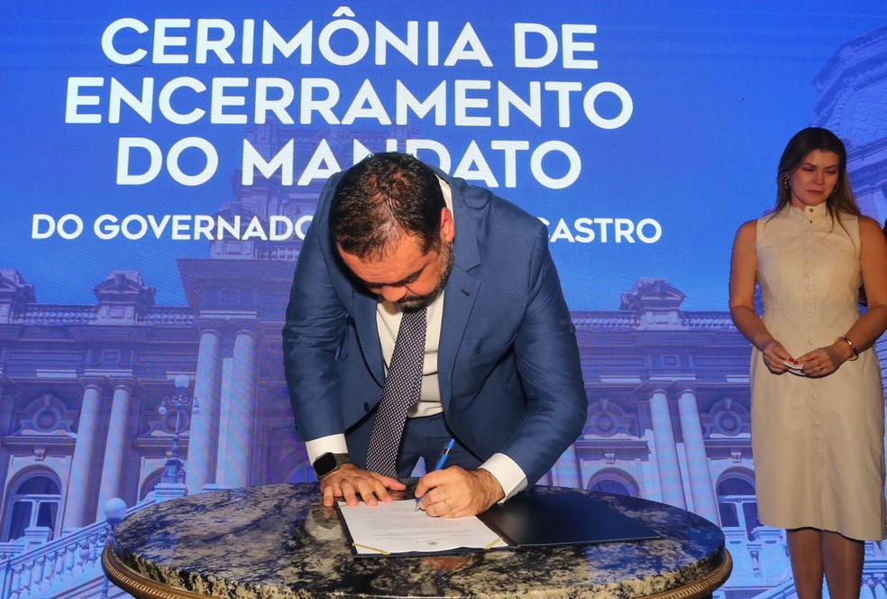 Cláudio Castro assina renúncia do governo do estado do Rio — Foto: Divulgação