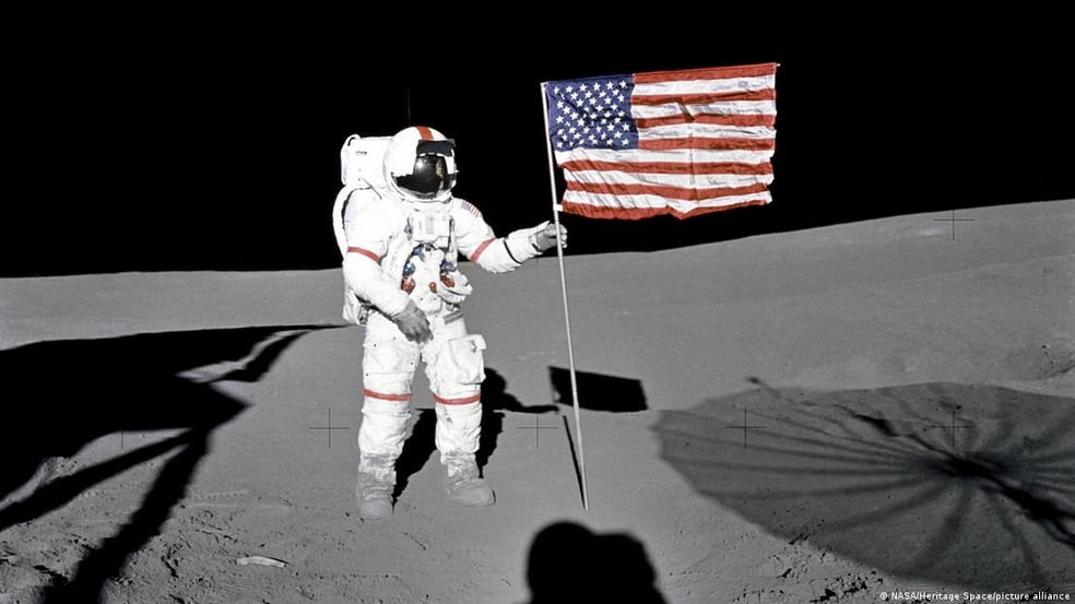 Apollo 14: Alan Shepard ao lado do s�mbolo americano, em 1971 � Foto: NASA/Heritage Space/picture alliance