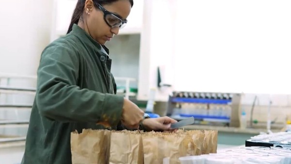 O laboratório de análises da Cooxupé conta com tecnologias de última geração para garantir resultados precisos e confiáveis aos produtores — Foto: Crédito: Divulgação.