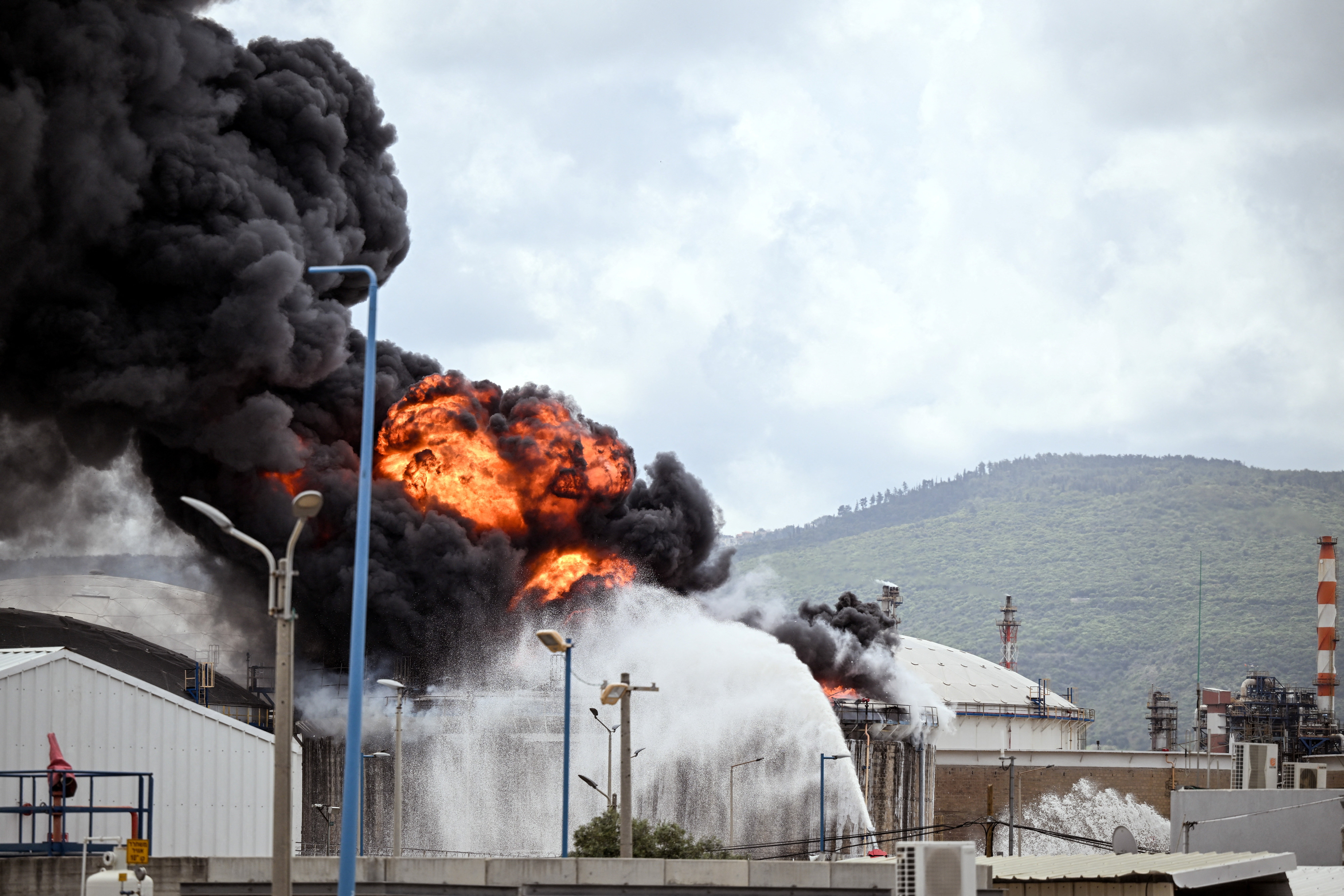 Bombardeio iraniano atinge refinaria de petróleo em Israel e causa incêndio de grandes proporções