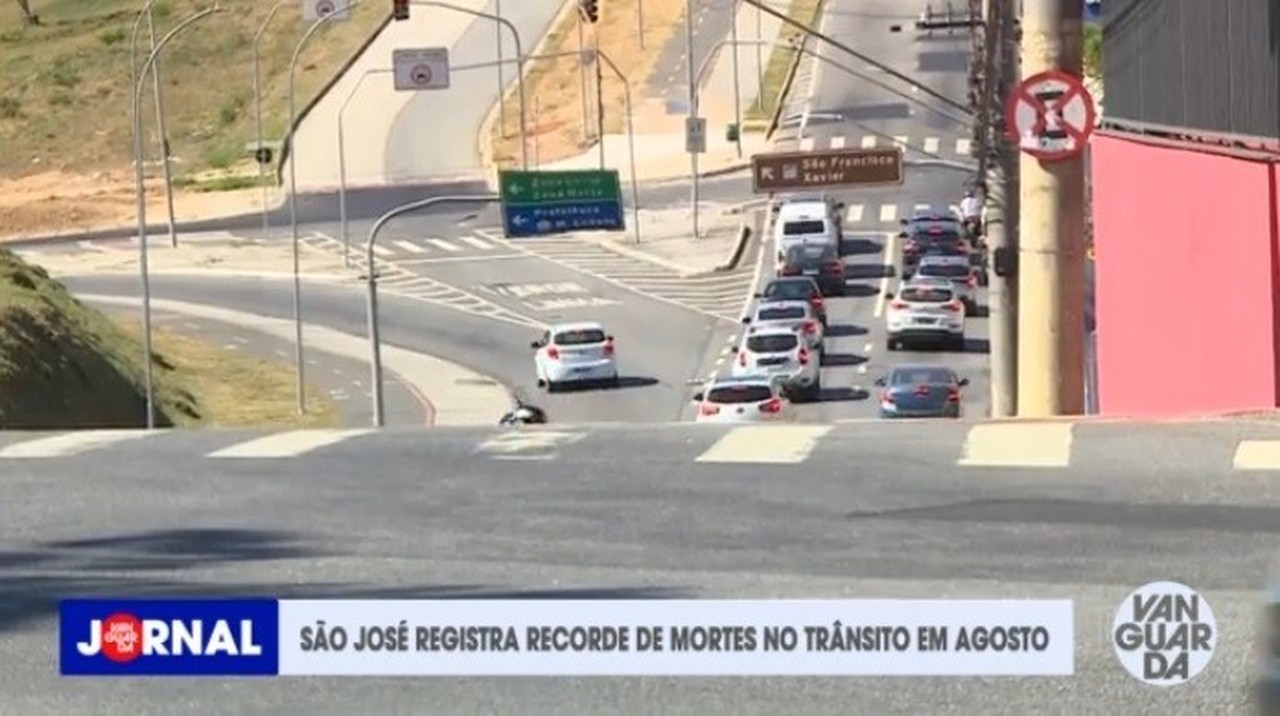 Idosa fica ferida após ser atropelada por ônibus do transporte público, em São José dos Campos, SP