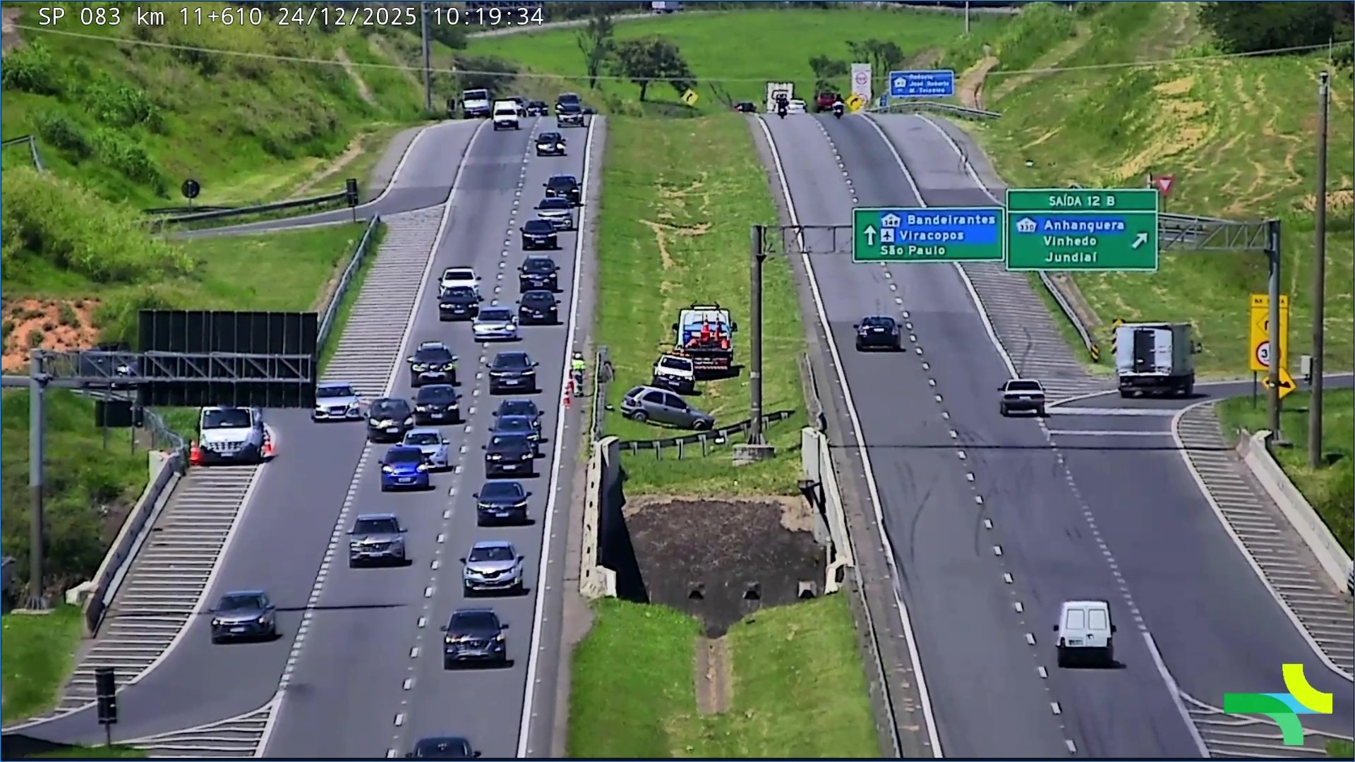 Motorista bate carro em defensa metálica e fica ferido em anel viário de Campinas