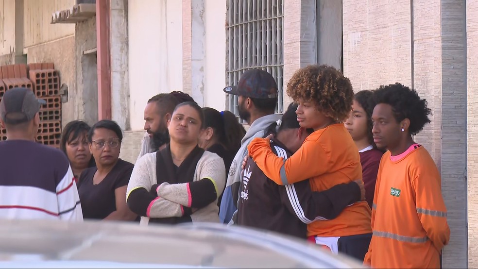 Colegas de trabalho de Laudemir foram com o uniforme de trabalho em homenagem ao gari. — Foto: Fábio Venâncio/TV Globo