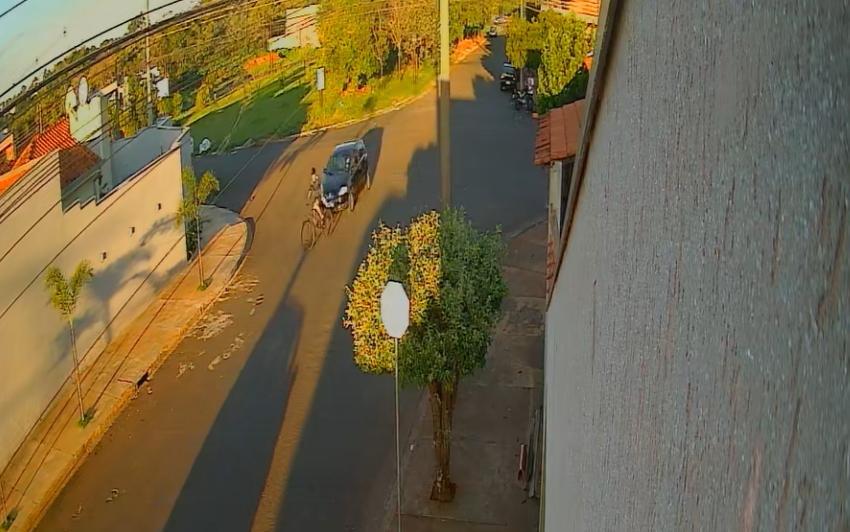 VÍDEO: Motorista em alta velocidade atropela adolescente de bicicleta em Pradópolis, SP