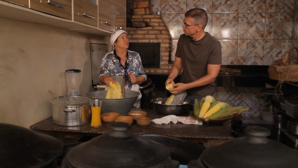 Odete Paulino ensina como fazer pamonha no Chef JPB. — Foto: Reprodução/TV Cabo Branco
