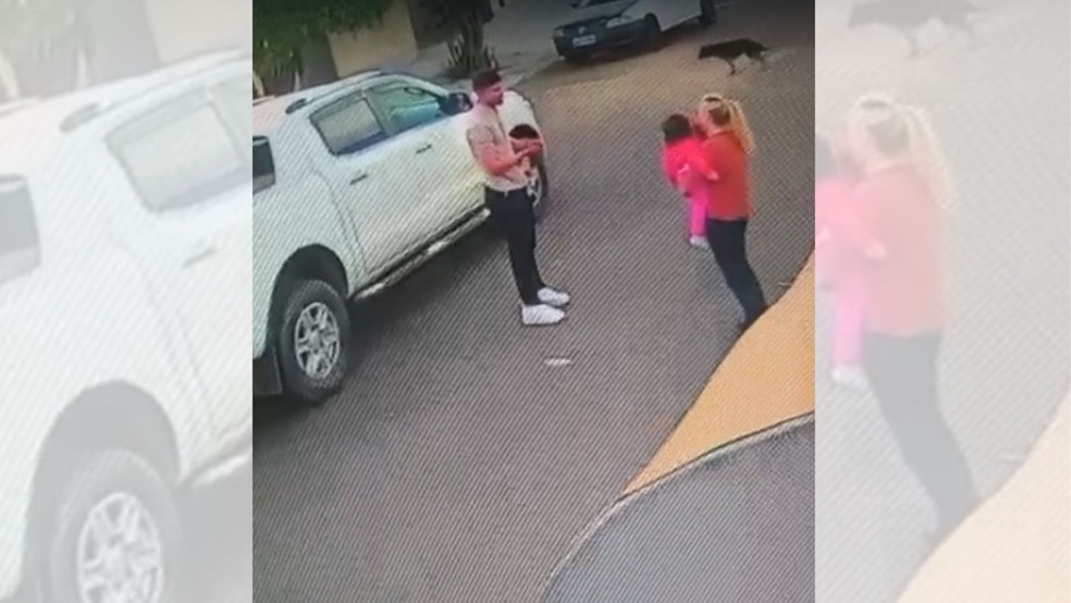 3 de 3
Bebê que se engasgou foi levada ao PS, onde passou por avaliação médica e foi liberada — Foto: Câmera de Segurança/Reprodução