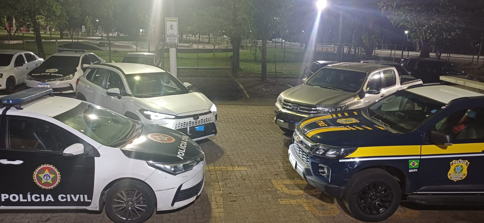 Dois homens são presos com carros clonados na Via Dutra