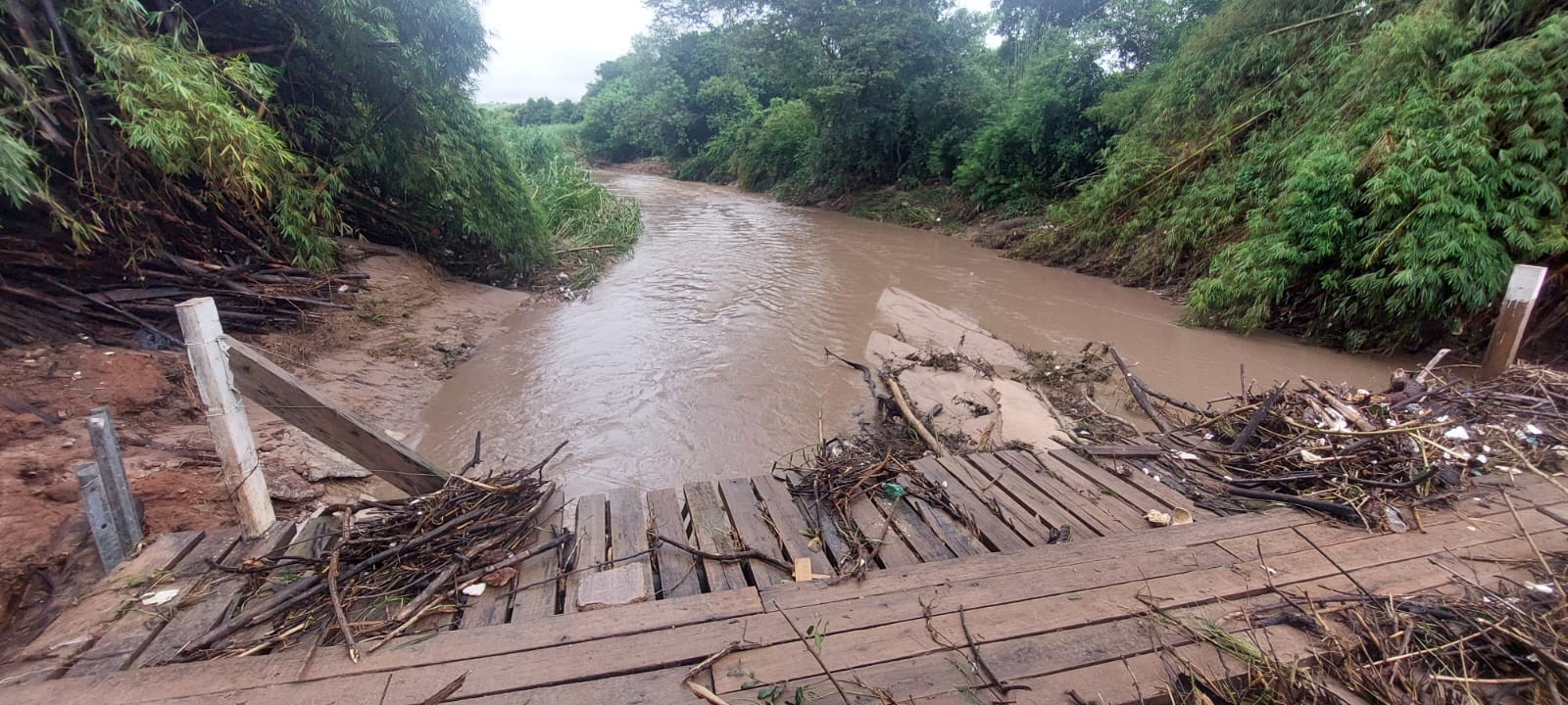 Marília decreta estado de emergência após chuvas causarem estragos em bairros rurais e interditarem ponte