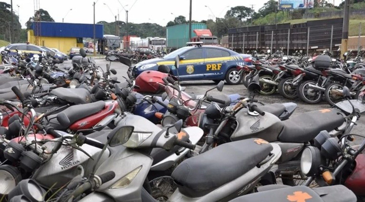 PRF anuncia leilão com mais de 500 carros, motos e sucatas no RN 