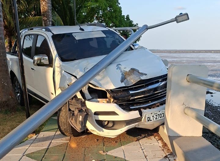 Motorista colide com estrutura recém-reformada da orla do Perpétuo Socorro, em Macapá