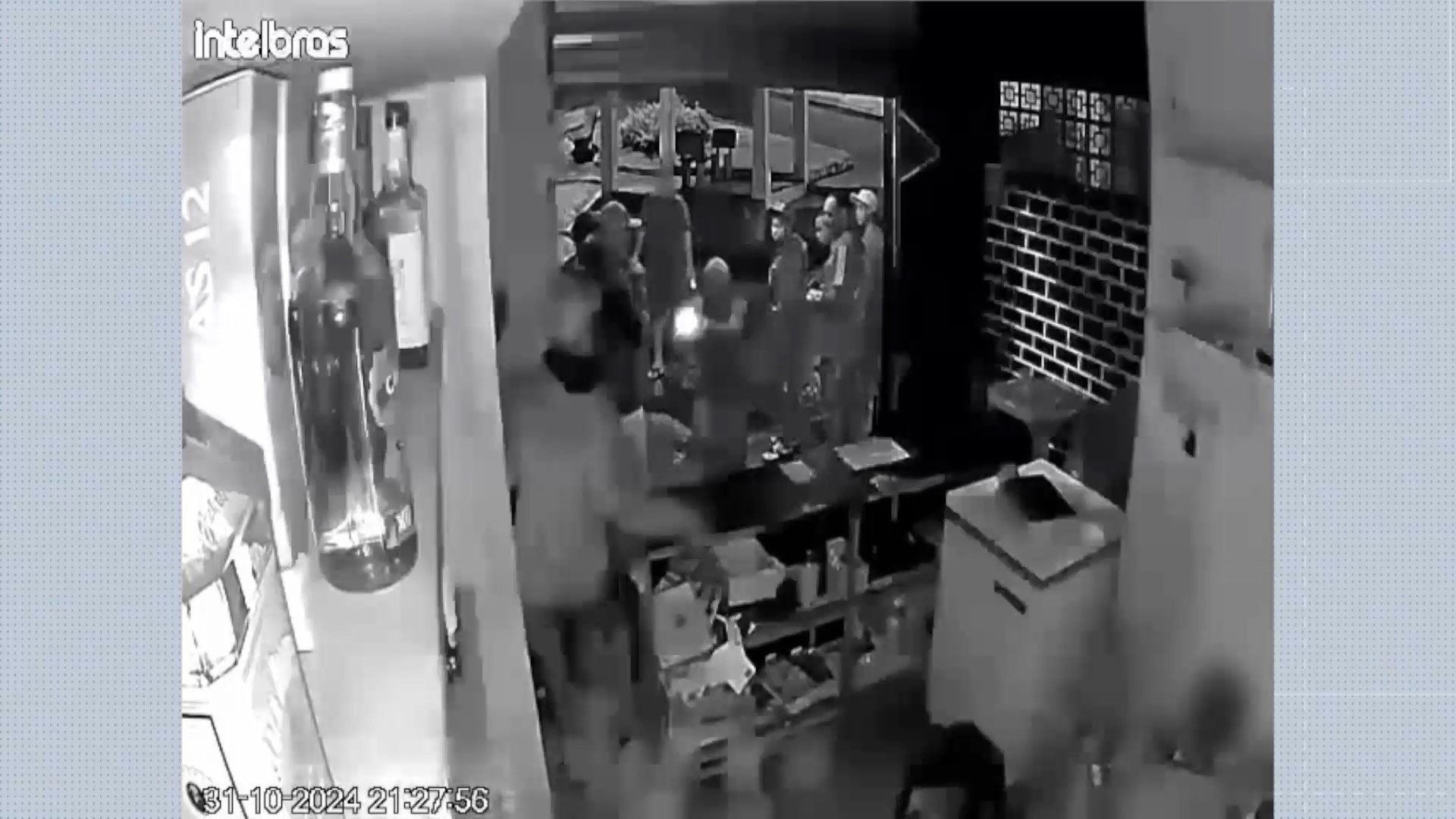 VÍDEO: jovem é morto a tiros dentro de bar e adolescente fica ferido no ES