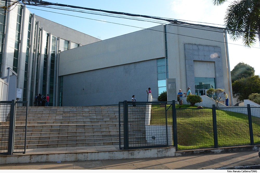 Acusado de matar a ex a facadas dentro de supermercado é julgado em Montes Claros