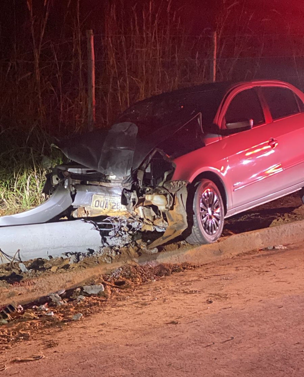 Mulher e adolescentes ficam feridas após  carro bater em poste em Juiz de Fora