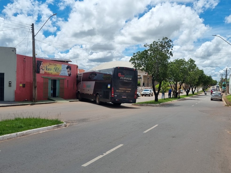 Veículo estava com o freio de mão engatado, segundo a PM — Foto: Divulgação/Guaraí Notícias