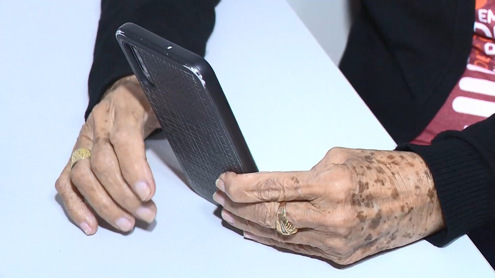 Imagem de arquivo mostra idosa mexendo no celular — Foto: Reprodução/TV Gazeta