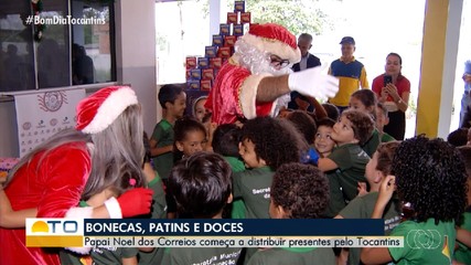 Crianças começam a receber presentes do Papai Noel dos Correios